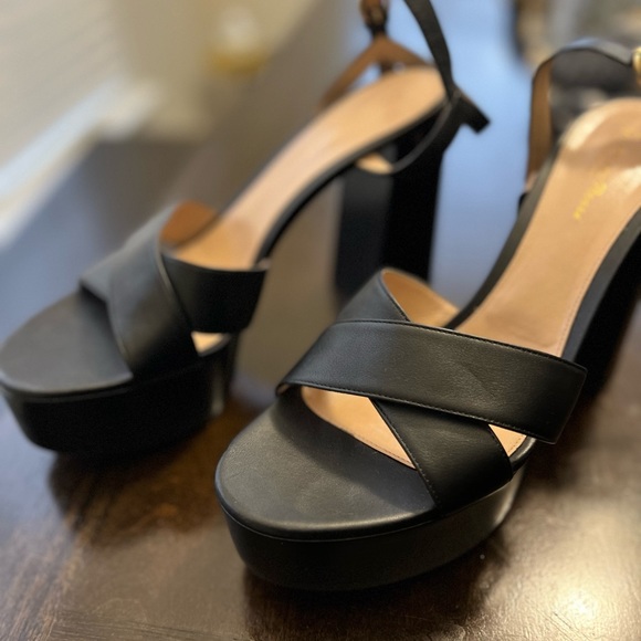 Gianvitto Rossi Sheridan Sandal w/ Ankle Strap - Picture 8 of 9